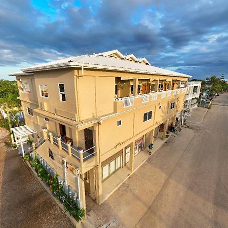Louis' Apartments Placencia エクステリア 写真