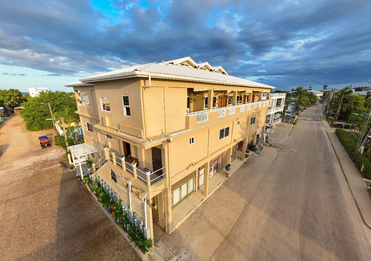 Louis' Apartments Placencia エクステリア 写真