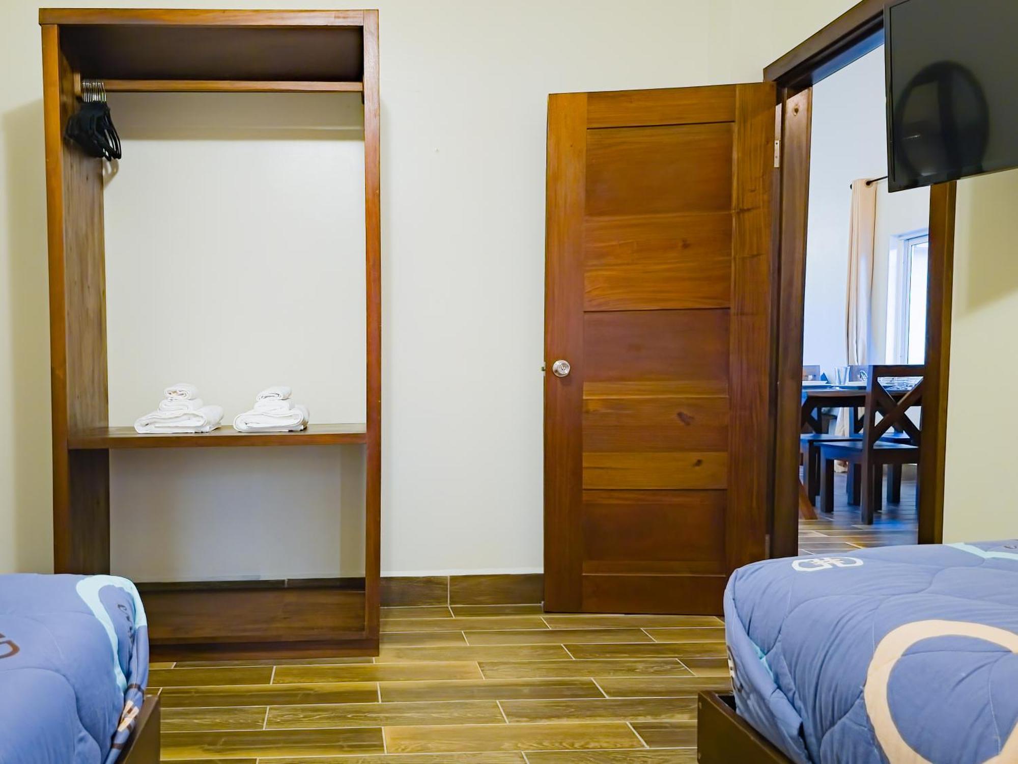 Louis' Apartments Placencia エクステリア 写真