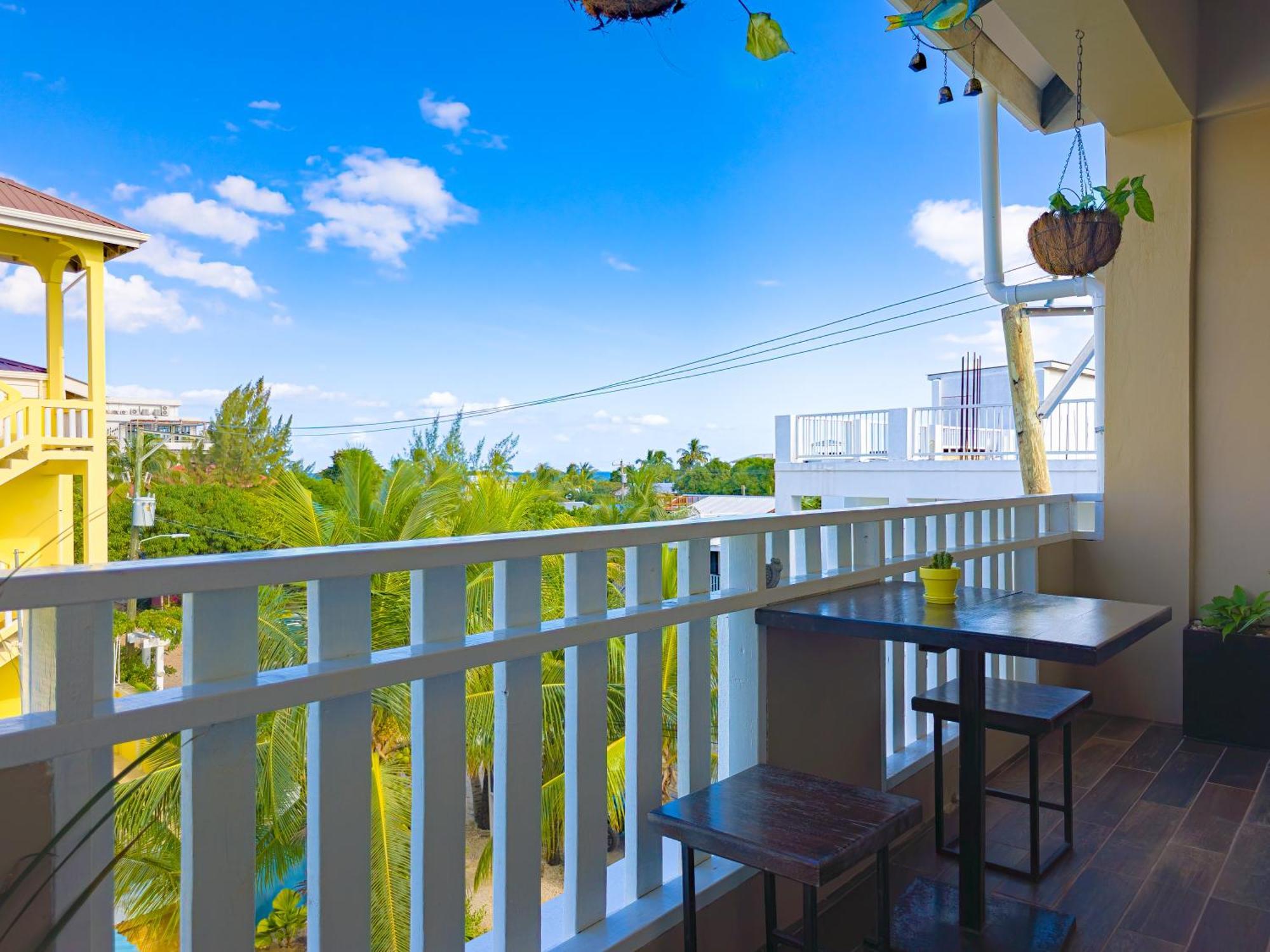 Louis' Apartments Placencia エクステリア 写真