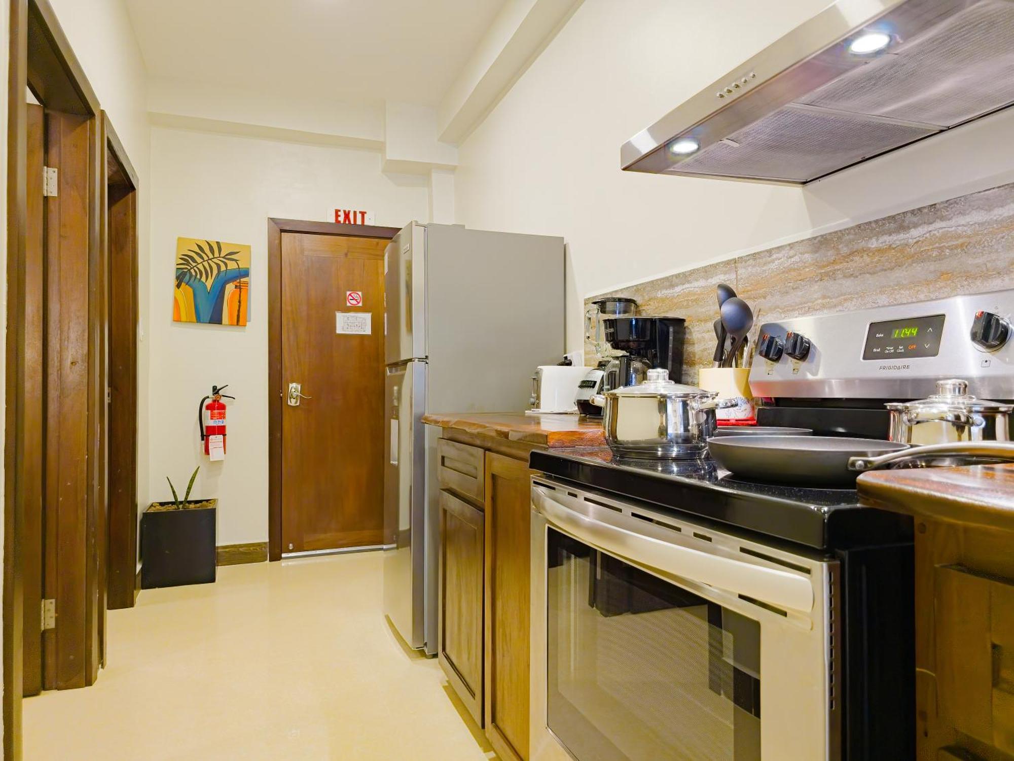 Louis' Apartments Placencia エクステリア 写真