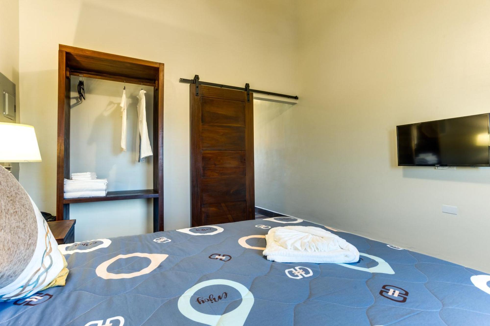 Louis' Apartments Placencia エクステリア 写真