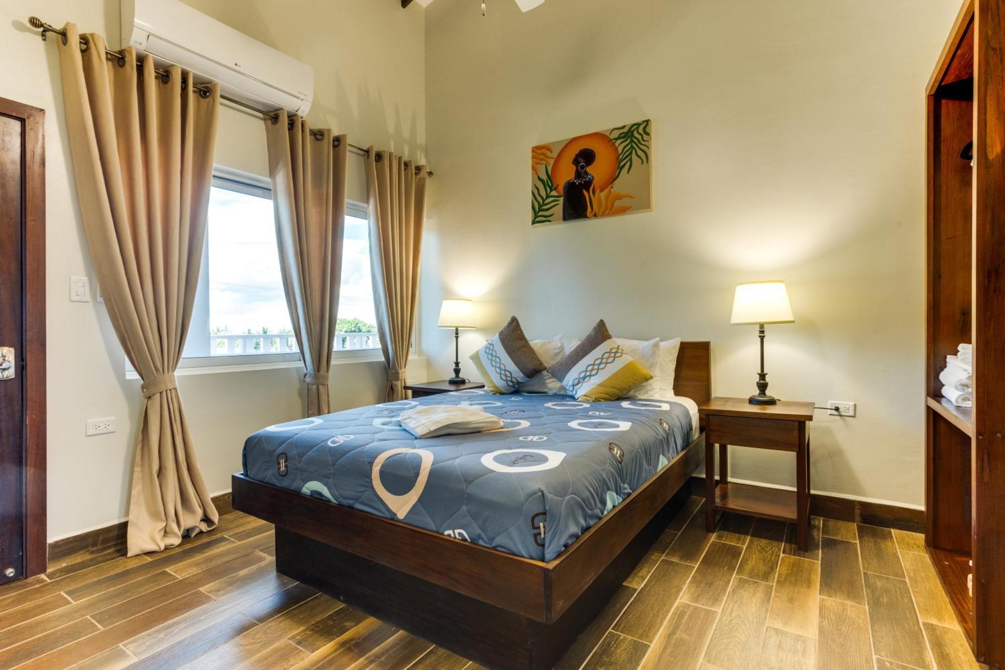 Louis' Apartments Placencia エクステリア 写真