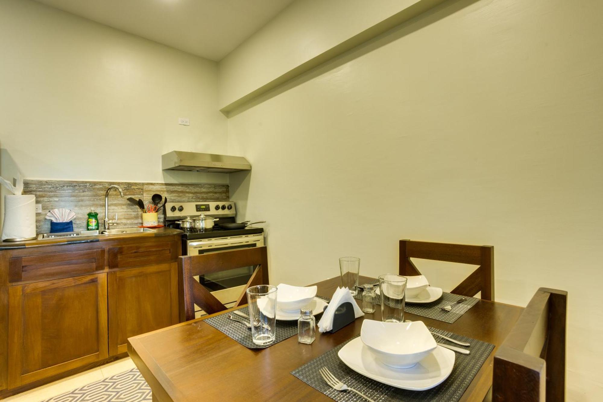 Louis' Apartments Placencia エクステリア 写真