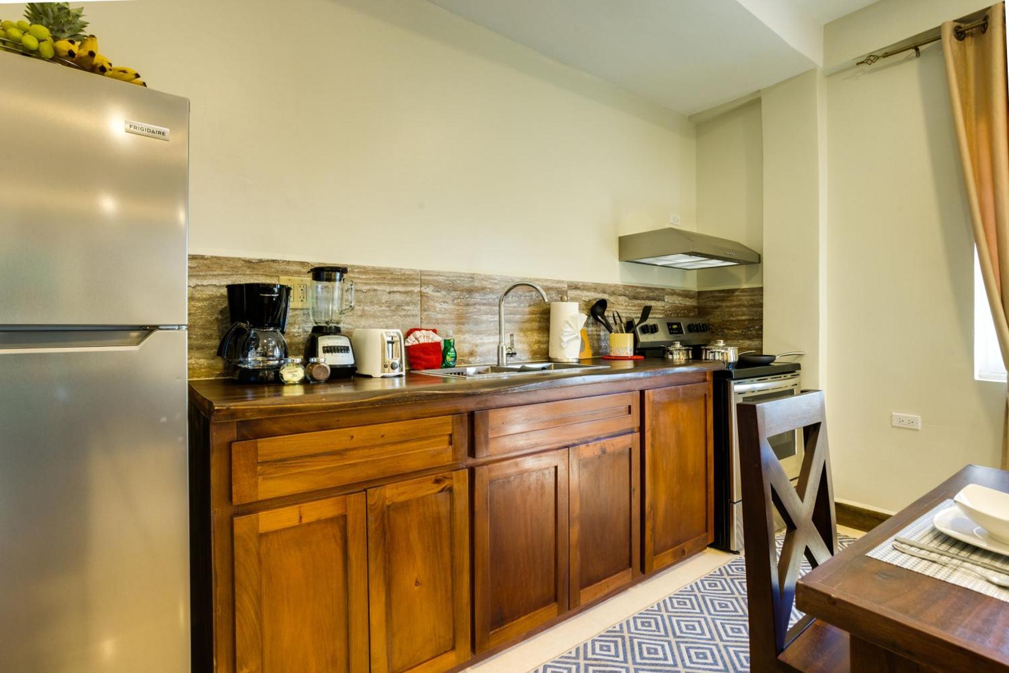 Louis' Apartments Placencia エクステリア 写真