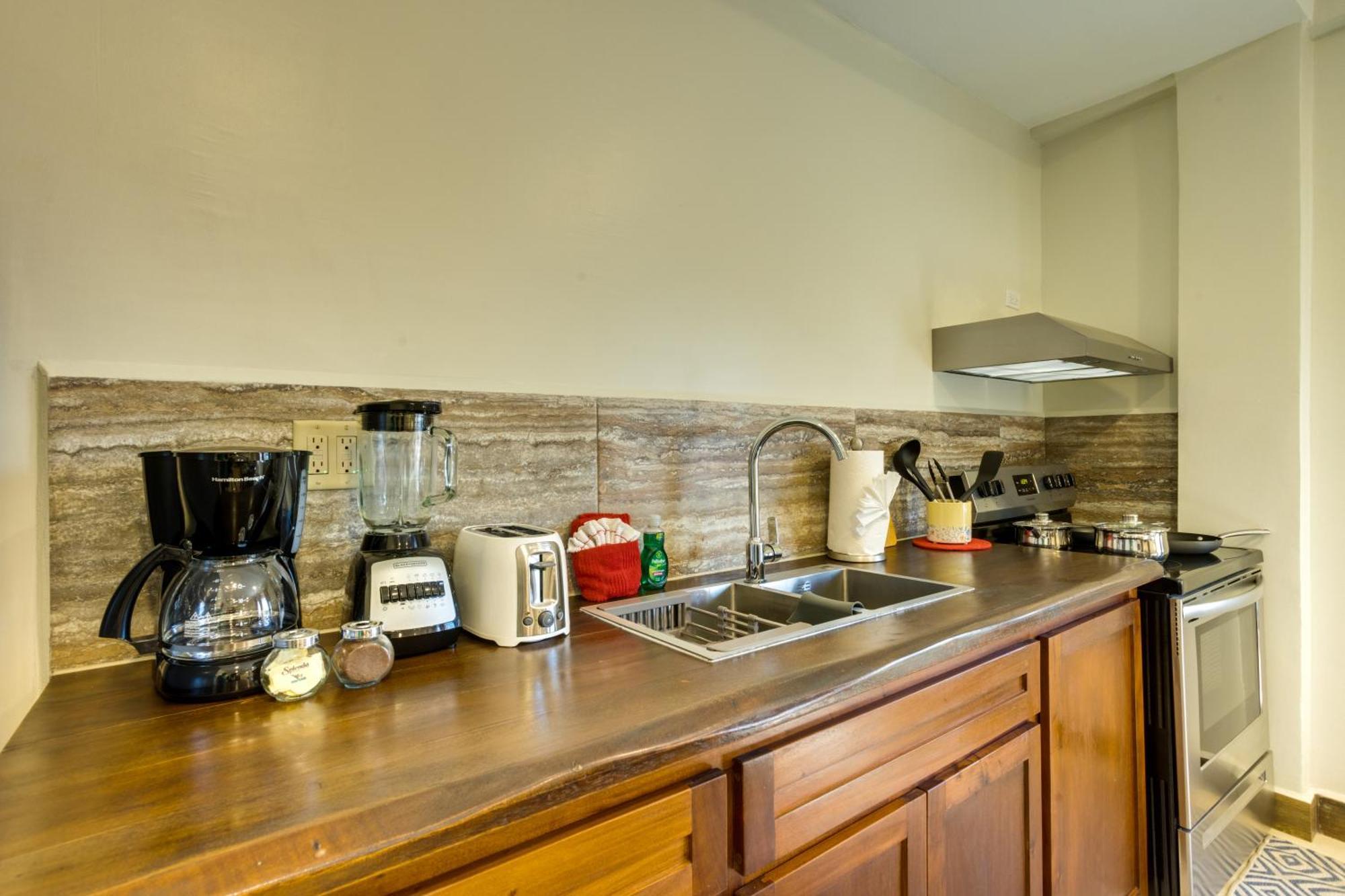 Louis' Apartments Placencia エクステリア 写真