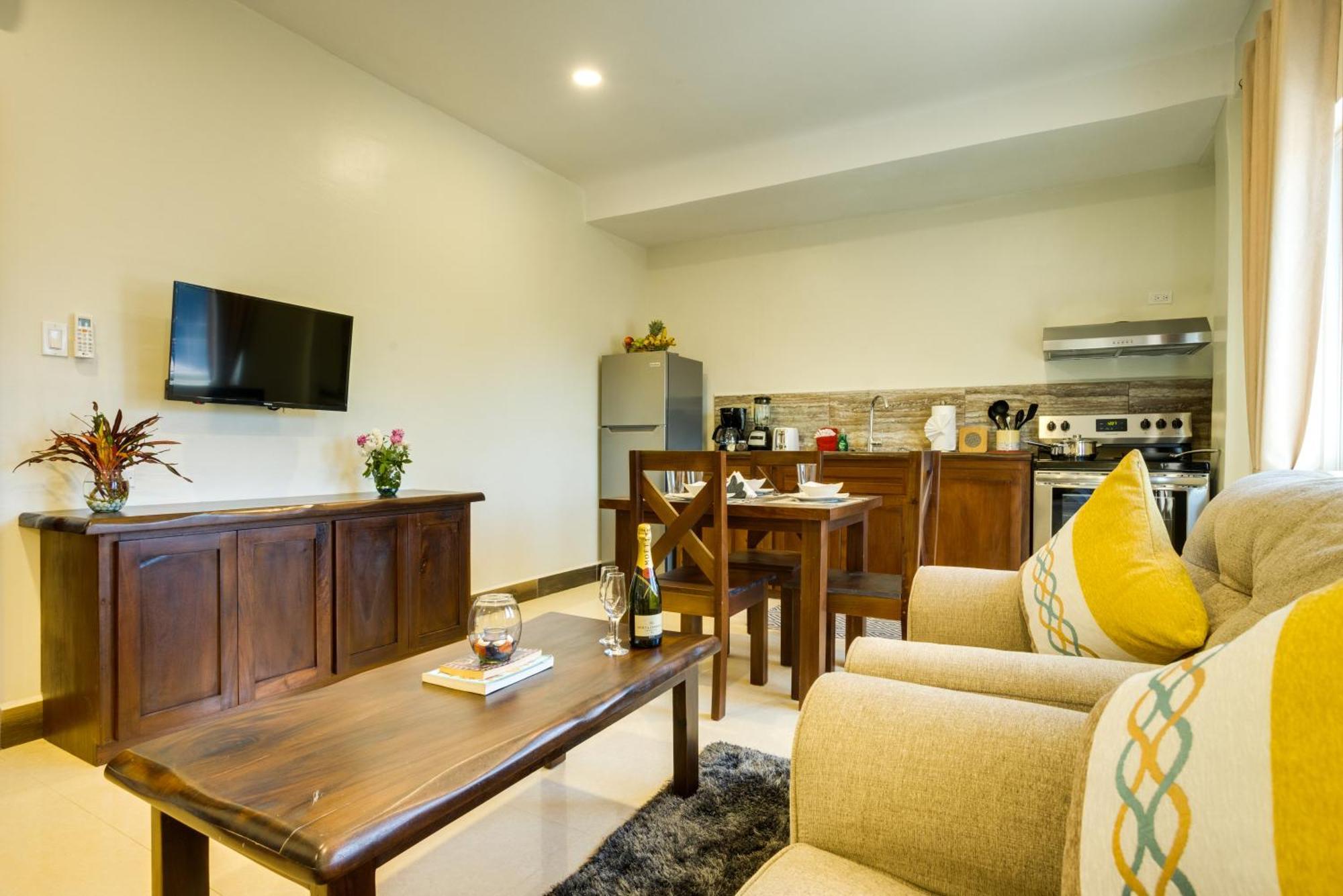 Louis' Apartments Placencia エクステリア 写真