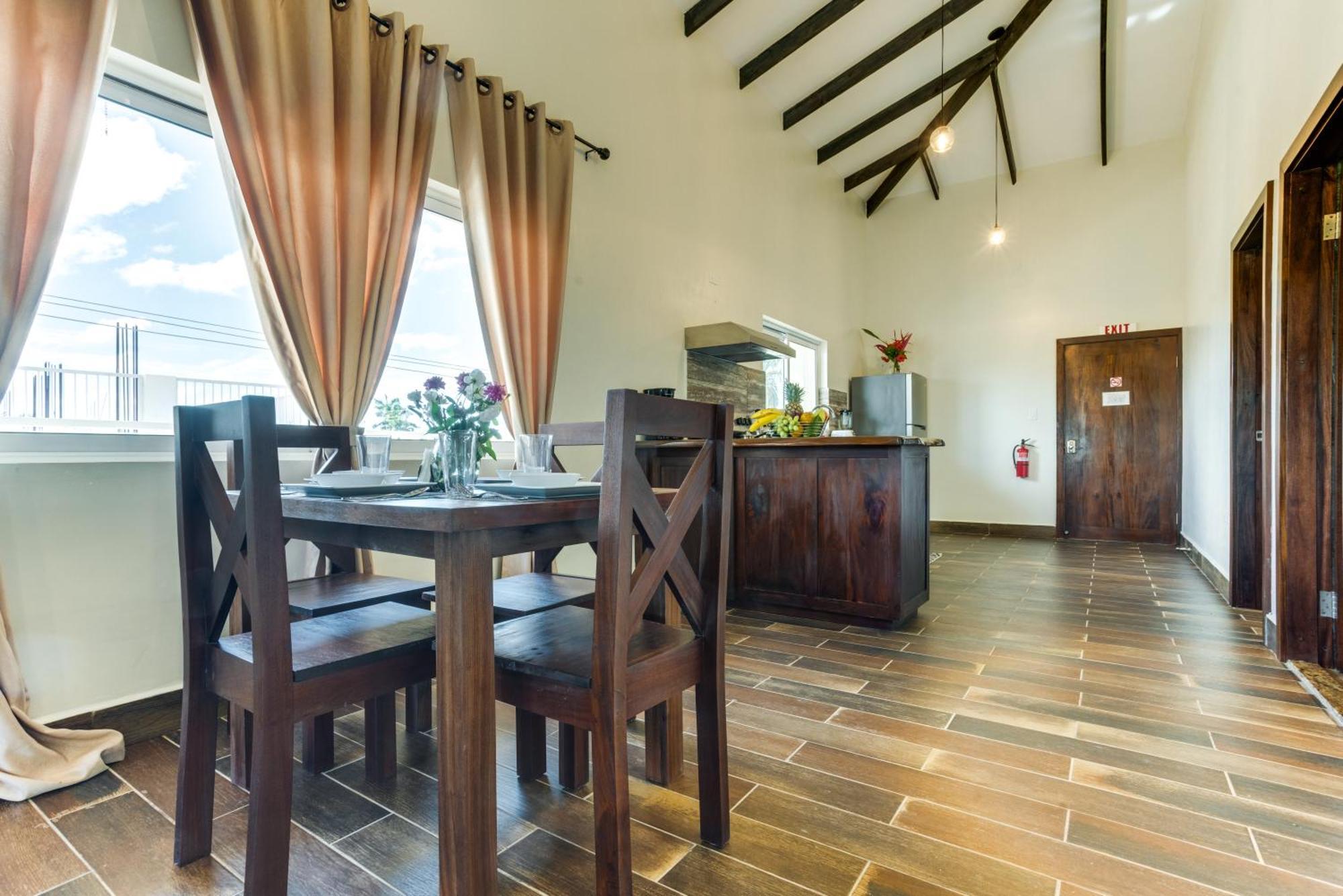 Louis' Apartments Placencia エクステリア 写真